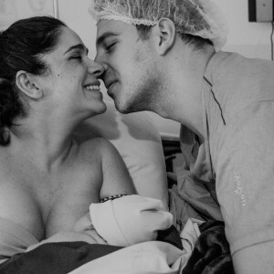 Sabrina Petraglia e o marido, Ramon Velazquez, posaram com a filha, Maya, após o nascimento: 'Chegou toda cabeluda e cheia de saúde!'