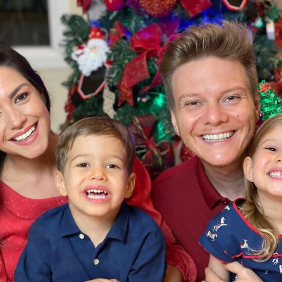 Thais Fersoza, Michel Teló e os filhos Melinda e Teodoro em foto natalina