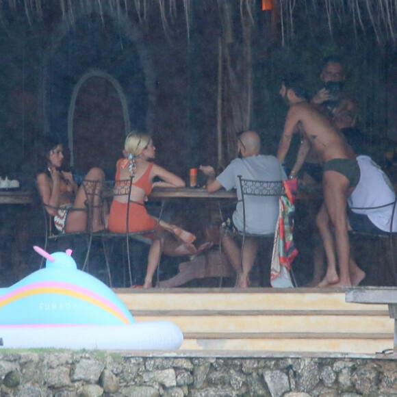 Bruna Marquezine e amigos alugaram ilha do Rio