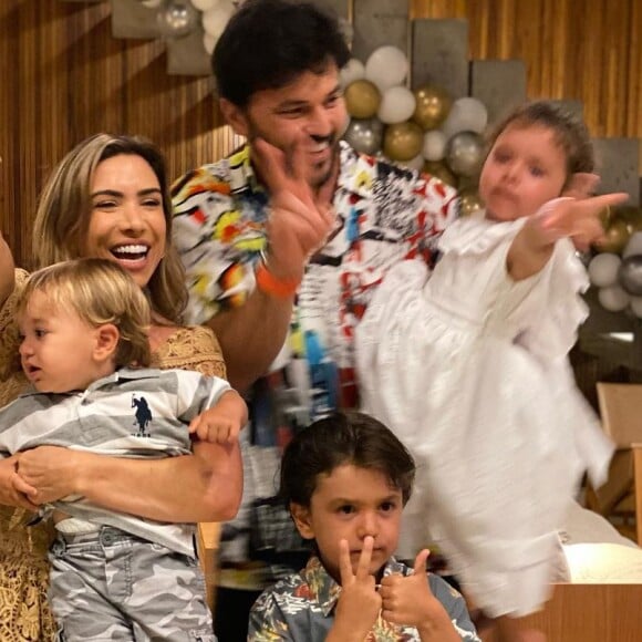 Patricia Abravanel é mulher de Fabio Faria e mãe de Pedro, Jane e Senor