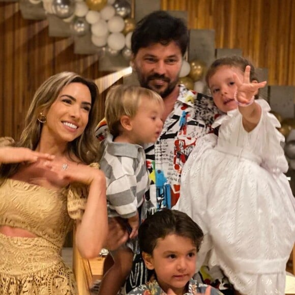 Patricia Abravanel deixou mensagem ao reunir marido e filhos em foto: 'Vamos nos alegrar porque 'tudo podemos em Deus que nos fortalece'!'