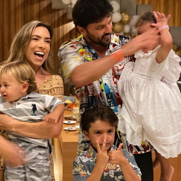 Patricia Abravanel apostou em um vestido dourado para o réveillon