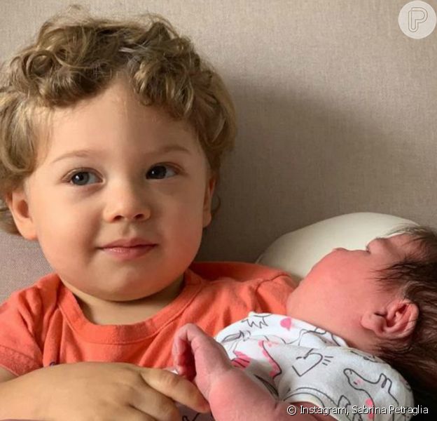 Sabrina Petraglia encantou web ao mostrar momento de carinho do filho mais velho, Gael, com a irmã, Maya