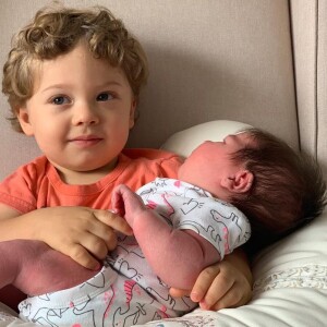 Filho de Sabrina Petraglia, Gael, 1 ano, deu colo para a irmã, Maya: 'E o coração da mamãe está como? Explodindo de amor!'