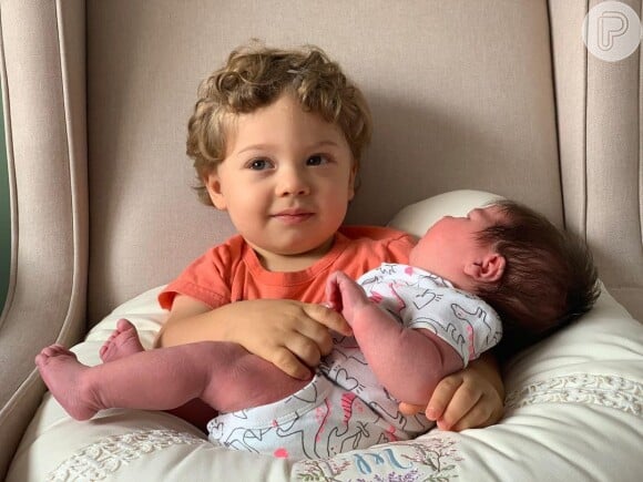Filho de Sabrina Petraglia, Gael, 1 ano, deu colo para a irmã, Maya: 'E o coração da mamãe está como? Explodindo de amor!'