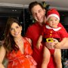 Sabrina Petraglia vestiu o filho, Gael, de Papai Noel no Natal e às vésperas de dar à luz Maya