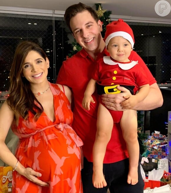 Sabrina Petraglia vestiu o filho, Gael, de Papai Noel no Natal e às vésperas de dar à luz Maya