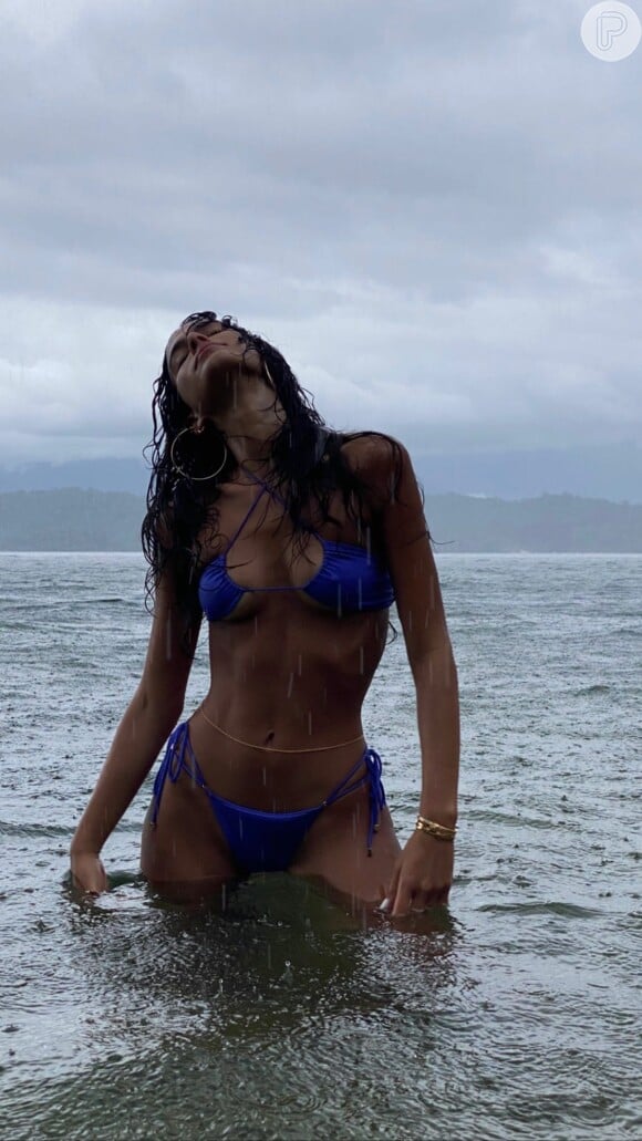 Bruna Marquezine toma banho de chuva na chegada de 2021