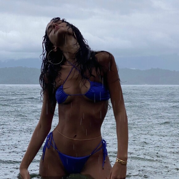 Bruna Marquezine toma banho de chuva na chegada de 2021
