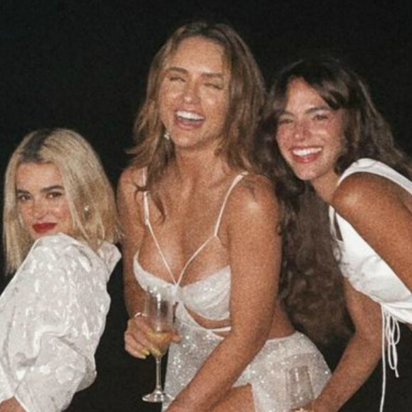 Bruna Marquezine comemorou chegada de 2021 em viagem com ex-BBBs Manu Gavassi, Rafa Kalimann e Thelma Assis