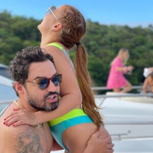 Fernando Zor aparece em foto com mão no bumbum da namorada, Maiara