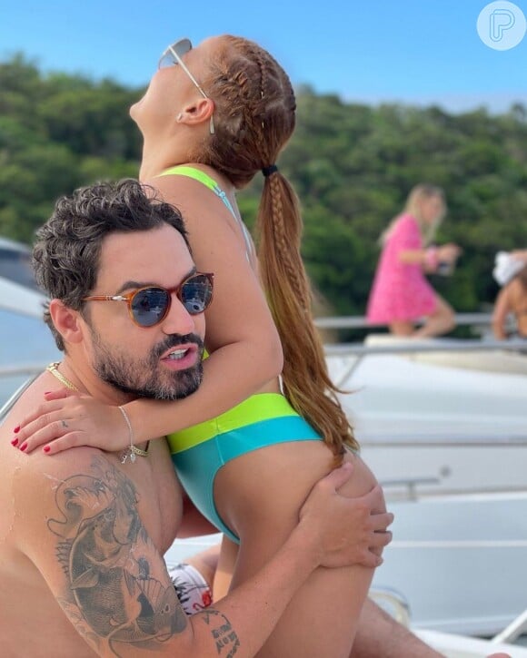 Fernando Zor aparece em foto com mão no bumbum da namorada, Maiara