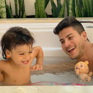 Arthur Aguiar é pai de Sofia, fruto do casamento com Mayra Cardi