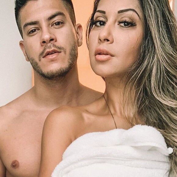 Mayra Cardi está isolada em uma casa e Arthur Aguiar quer ir ao encontro da ex-mulher