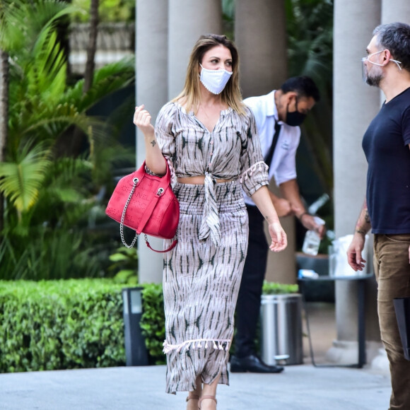 Sheila Mello deu primeiro beijo em novo namorado em noite de Réveillon de 2020