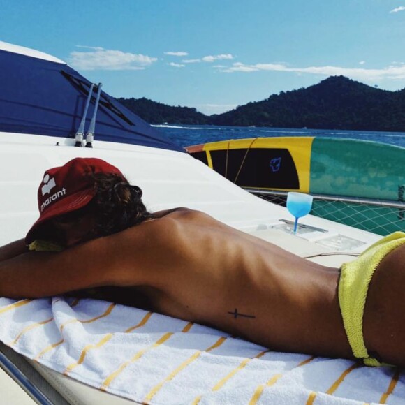 Bruna Marquezine faz topless com biquíni Hunza G