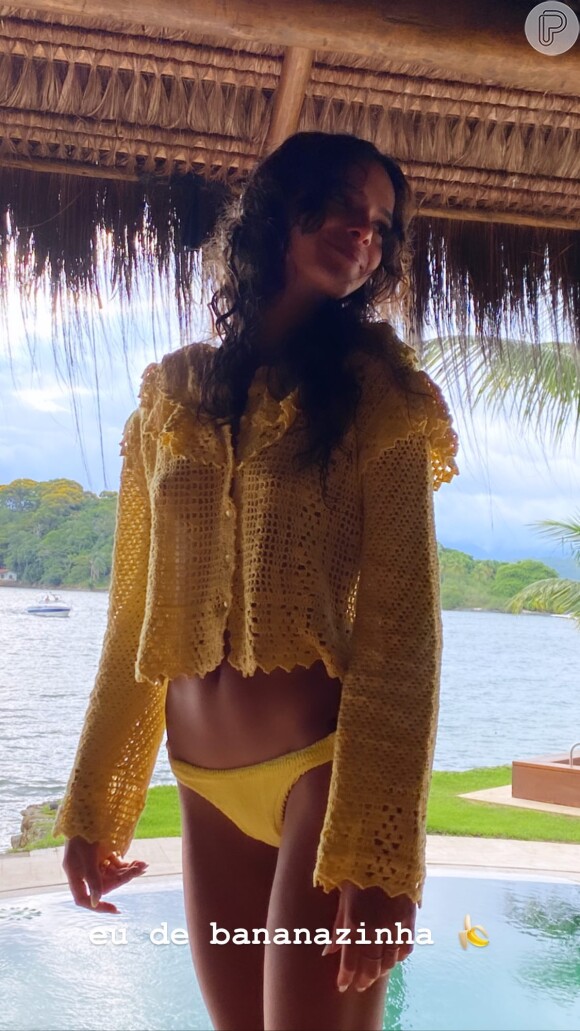 Bruna Marquezine usou casaqueto da marca Crocheteria