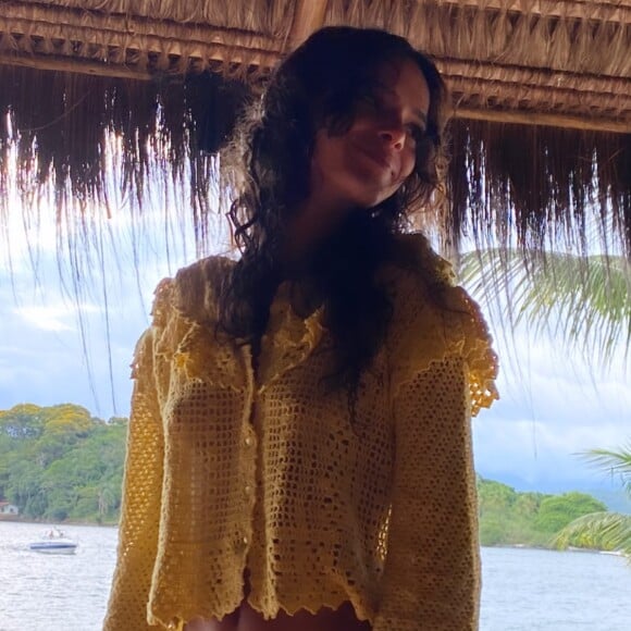 Bruna Marquezine usou casaqueto da marca Crocheteria