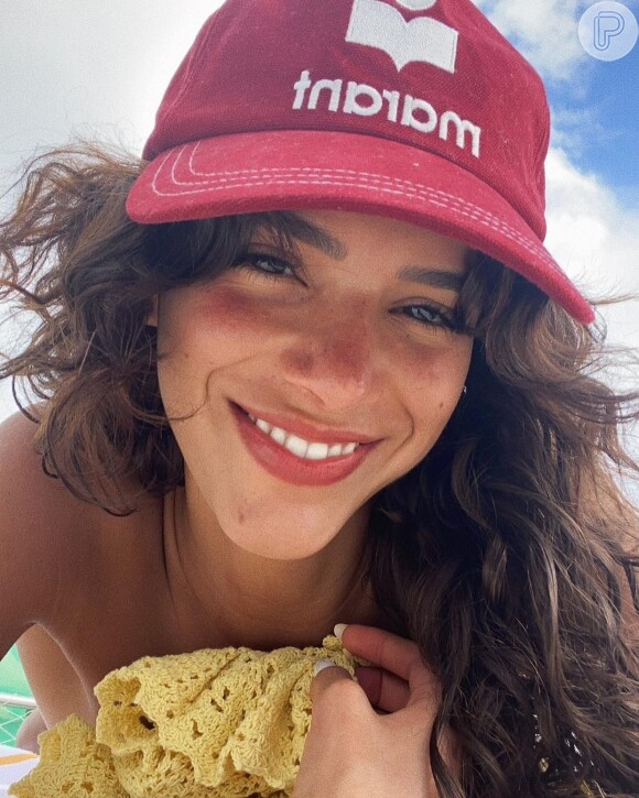 Bruna Marquezine usa boné em look de moda praia