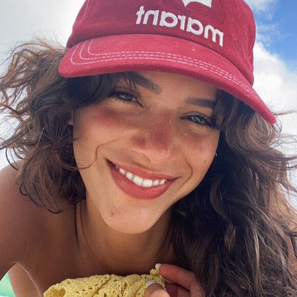 Bruna Marquezine usa boné em look de moda praia