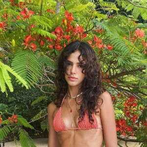 Bruna Marquezine posa com biquíni coral e colar delicado