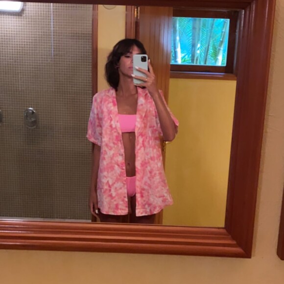 Bruna Marquezine posa com conjuntinho rosa-chiclete Faithfull the Brand