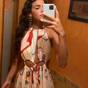 Bruna Marquezine usa vestido fluido com recortes da marca Cult Gaia