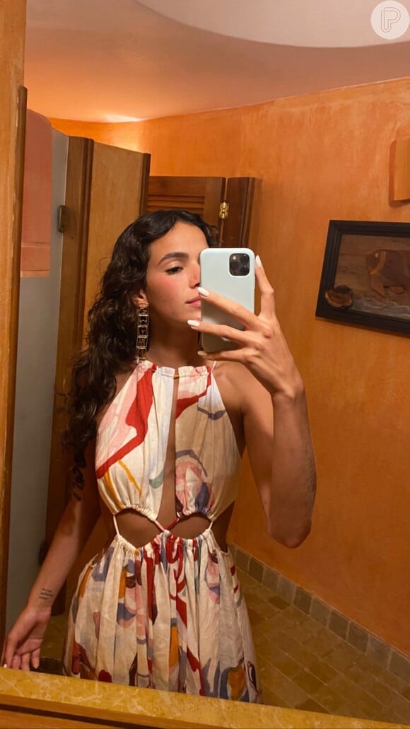 Bruna Marquezine usa vestido fluido com recortes da marca Cult Gaia