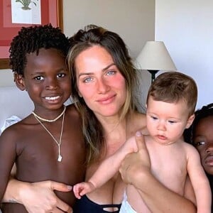 Giovanna Ewbank comemorou 6 meses do filho caçula, Zyan, em família