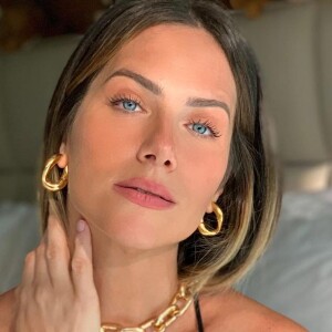 Giovanna Ewbank aposta em biquíni vibrante e Gagliasso elogia: 'Minha gata'