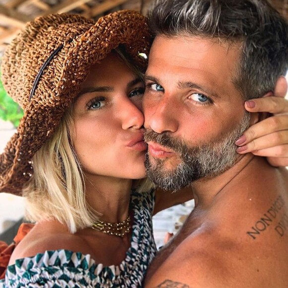 Giovanna Ewbank aposta em biquíni vibrante e Gagliasso elogia: 'Minha gata'