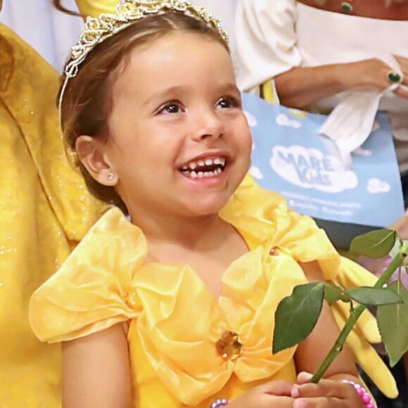 Filha de Patricia Abravanel, Jane usou pelo menos 3 vestidos de princesa diferentes em sua festa