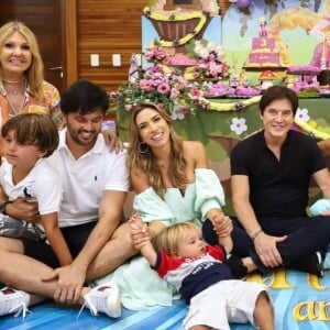 Patricia Abravanel posou com o marido, sogro e filhos na festa de 3 anos de Jane