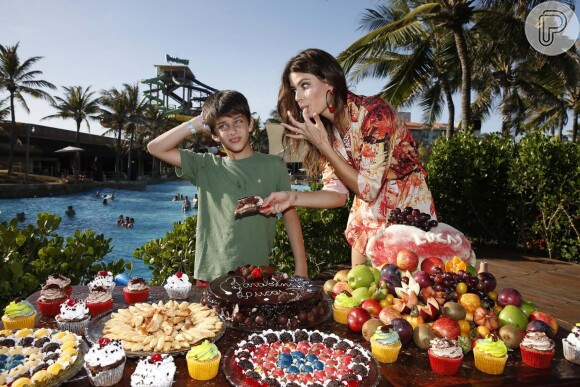 Isabelli Fontana levou os filhos Lucas e Zion para Fortaleza para comemorar o aniversário do caçula, que completou 8 anos, com uma festa no Beach Park nesta segunda-feira, 10 de novembro de 2014