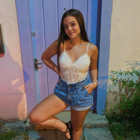 Mel Maia apareceu abraçada a Cleo em bastidor de set de cinema