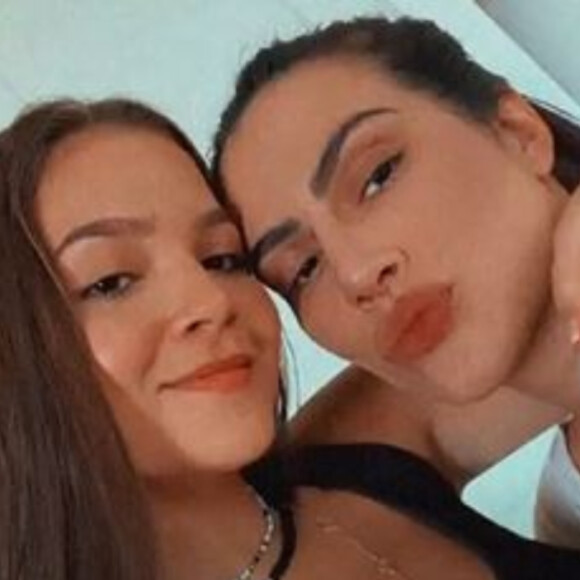 Parecidas? Mel Maia posa com Cleo em set e brinca: 'Eu e eu mesma'