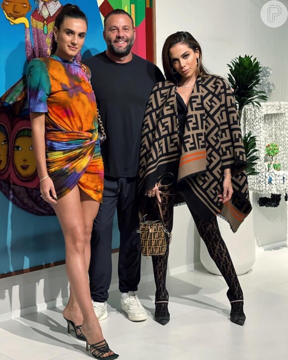 Anitta estava acompanhada da influenciadora brasileira Isabela Grutman, a modelo Jasmine Sanders e a apresentadora venezuelana Lele Pons 