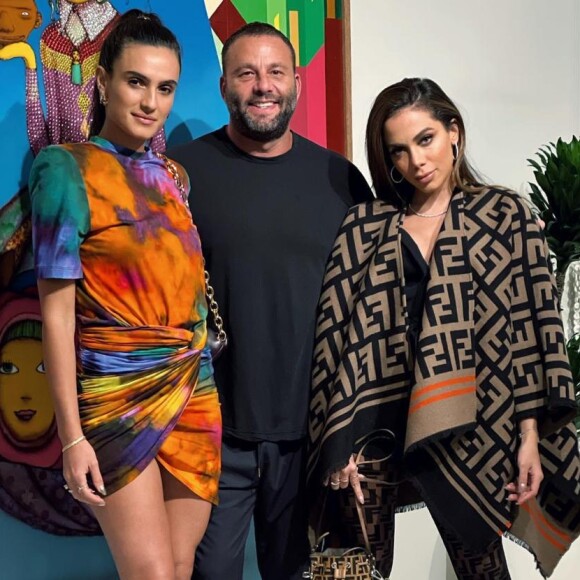 Anitta estava acompanhada da influenciadora brasileira Isabela Grutman, a modelo Jasmine Sanders e a apresentadora venezuelana Lele Pons 