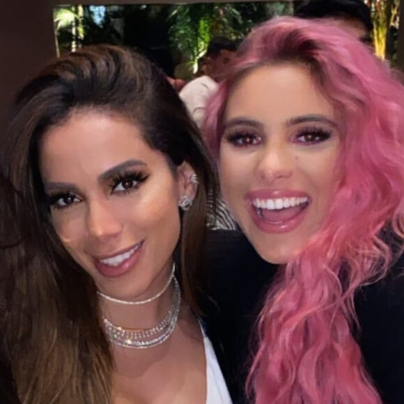 Anitta curte badalado restaurante com amigas em Miami, nos Estados Unidos, neste sábado, 16 de janeiro de 2021