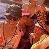 De biquíni, Andressa Suita curte piscina com mãe e amigas