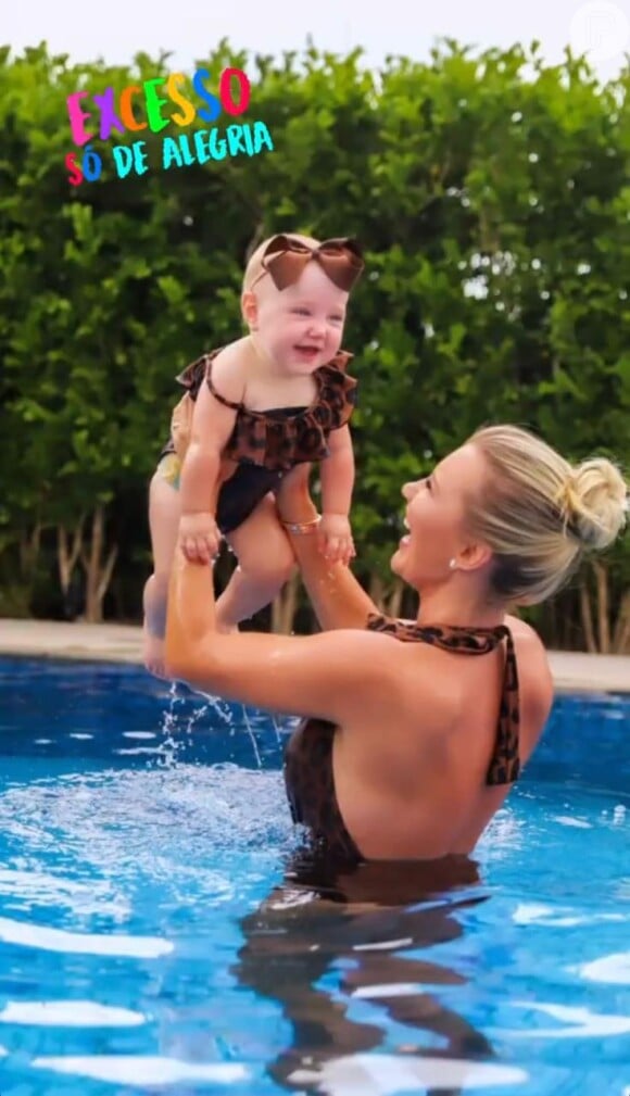 Filha de Roberto Justus combina look com Ana Paula Siebert em 1ª aula de natação