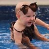 Filha de Roberto Justus combina laço com maiô em 1ª aula de natação com Ana Paula Siebert