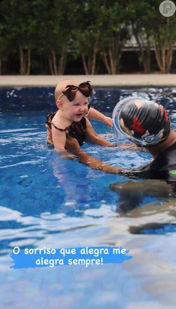 Filha de Roberto Justus combina laço com maiô em 1ª aula de natação com Ana Paula Siebert