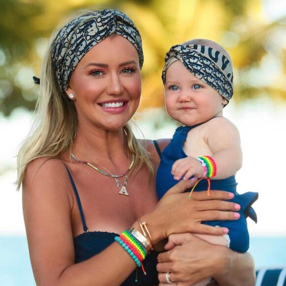 Filha de Roberto Justus está aprendendo a nadar