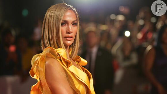 Jennifer Lopez nega ter botox ou plástica no corpo