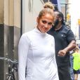 Em foto, Jennifer Lopez é flagrada indo à academia com look estiloso