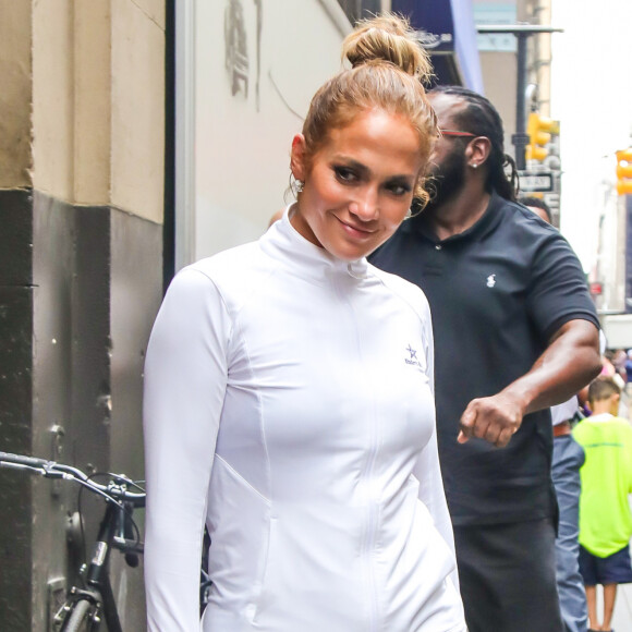 Em foto, Jennifer Lopez é flagrada indo à academia com look estiloso