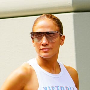 Jennifer Lopez pratica atividades físicas e cuida da alimentação aos 51 anos