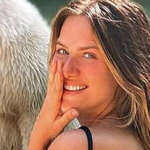 Giovanna Ewbank desamarrou o sutiã do biquíni para pegar sol e agitou a web