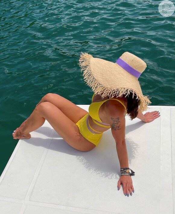 Andressa Suita posa de biquíni em barco